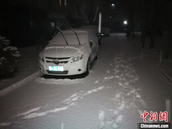 大雪致内蒙古多条高速公路封闭出行受阻
