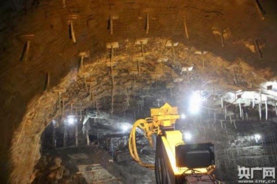 ↑施工中的玉京山隧道巨型溶洞 图据央广网