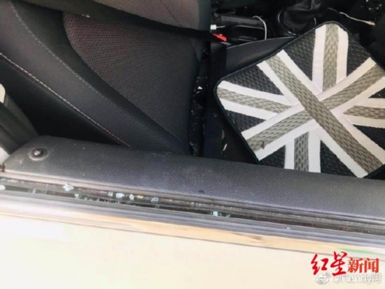 &uarr;被砸坏的车窗