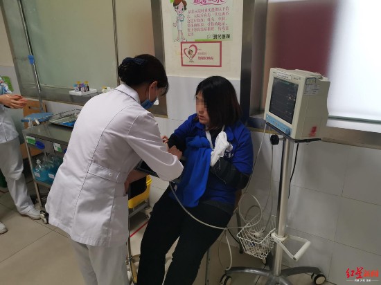 医生正为张丹进行救治