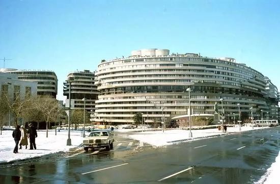 这是美国华盛顿水门公寓的资料照片，它由于前总统尼克松任职期间在这里发生的&ldquo;水门事件&rdquo;而闻名。新华社发