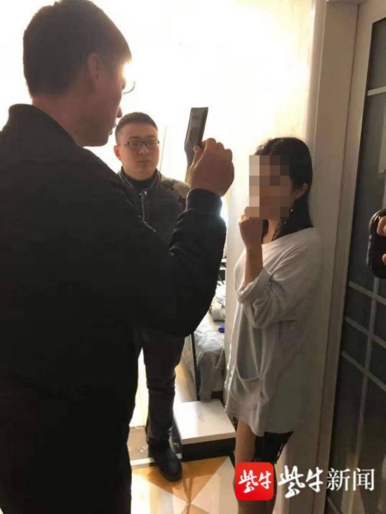 民警上门对唐某实施抓捕。