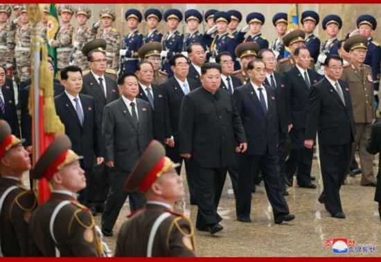 金正恩参谒锦绣山太阳宫(朝中社)