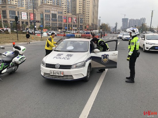 交警正在转运伤者