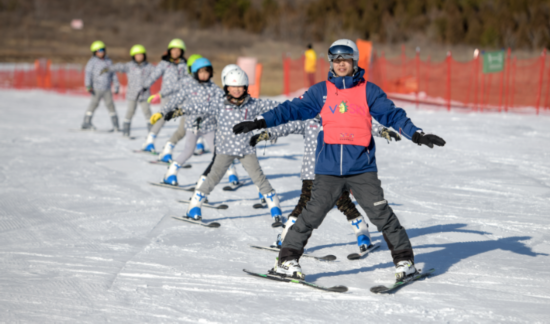 月薪2万元200名延庆农民当上滑雪教员服务冬奥谈球吧体育(图3)