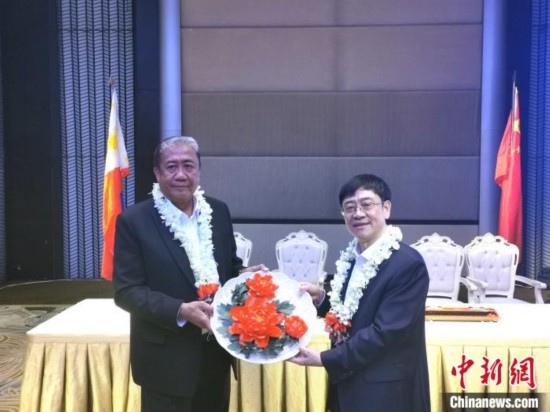 当天,傅成骏赠送杜迦德瓷制中国国花牡丹,祝两国友谊花常开。 关向东 摄