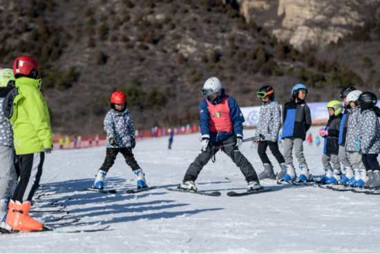 月薪2万元200名延庆农民当上滑雪教员服务冬奥谈球吧体育(图1)