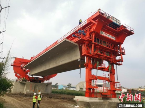 印尼雅万高铁首个&ldquo;智慧梁场&rdquo;首榀箱梁成功架设
