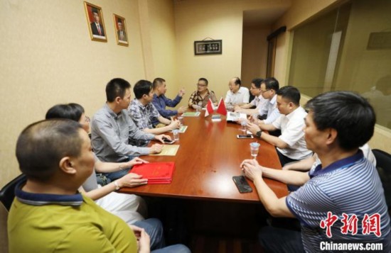 图为出席挂牌仪式的中国贸促会驻印尼代表、福建三明市贸促会代表团与印尼福建三明商会代表座谈。　林永传 摄