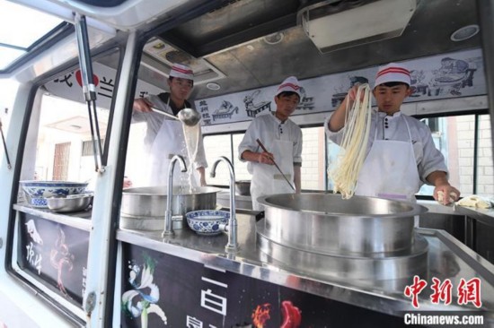 兰州有间移动&ldquo;牛肉面馆&rdquo;：后厨搬上车食客享户外餐