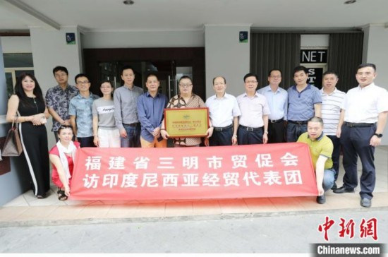 图为出席挂牌仪式的嘉宾合影。　林永传　摄