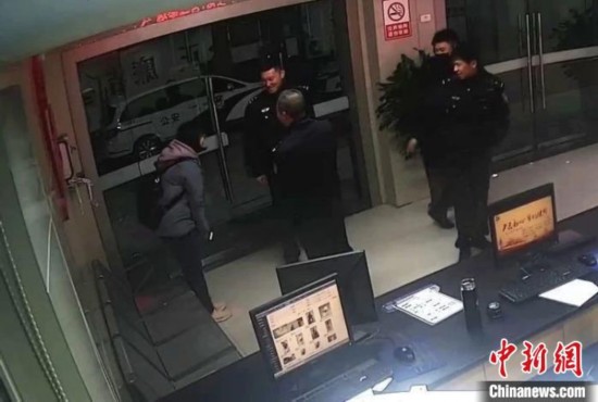 温州姑娘送民警十杯热奶茶:谢谢你们温暖着人民群众
