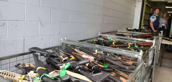  △警方缴获违禁枪支