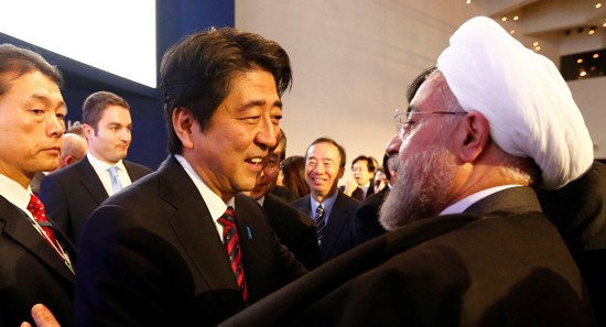 安倍同鲁哈尼寒暄（俄罗斯卫星通讯社）