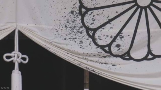 靖国神社拜殿帷幕上的墨汁(图源:日本放送协会)