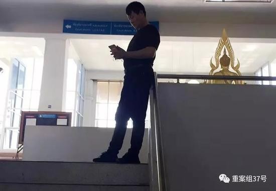  ▲庭审结束后，受害人父亲张仁俭回复家人朋友的问候。新京报&ldquo;我们视频&rdquo;供图