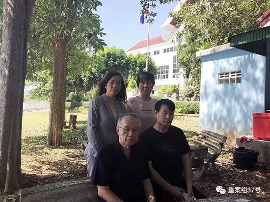  ▲受害者父母及代理律师方文川（前排左一）和律所顾问章红媛（后排左一）。新京报&ldquo;我们视频&rdquo;供图