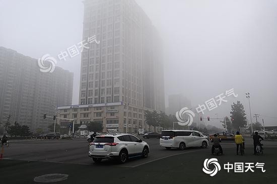 石家庄23日大雾弥漫(图片来源:中国天气网)