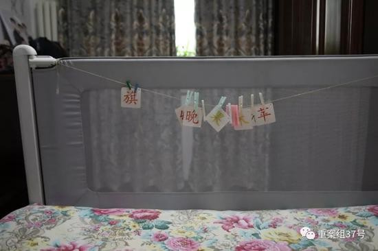 ▲张英生前育有一女，如今已经两岁多。汤玉娥在床头挂起了识字卡片。新京报记者 王飞 摄