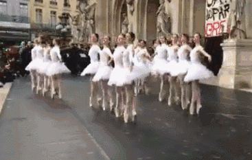 示威新画风芭蕾舞演员巴黎歌剧院前跳天鹅湖抗议政府养老金改革