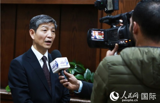 廖力强大使接受采访。