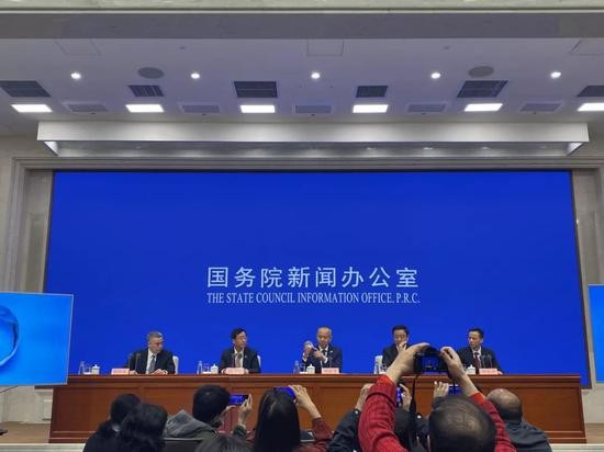 ▲冉承其展示支持北斗三号新信号的22纳米工艺射频基带一体化导航定位芯片。崔爽 摄