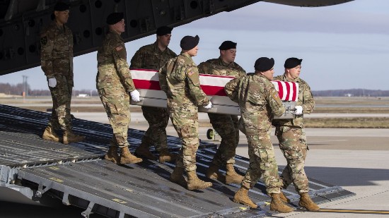 资料图：美国军人遗体从阿富汗运回国（福克斯新闻）