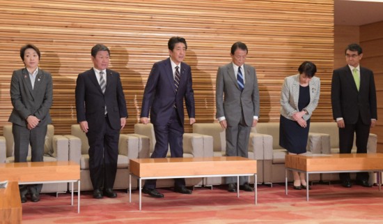 安倍等出席内阁会议（每日新闻）