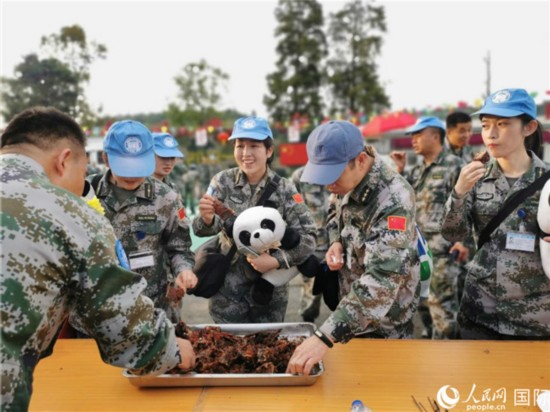 享受美味的烧烤(王玺 摄)