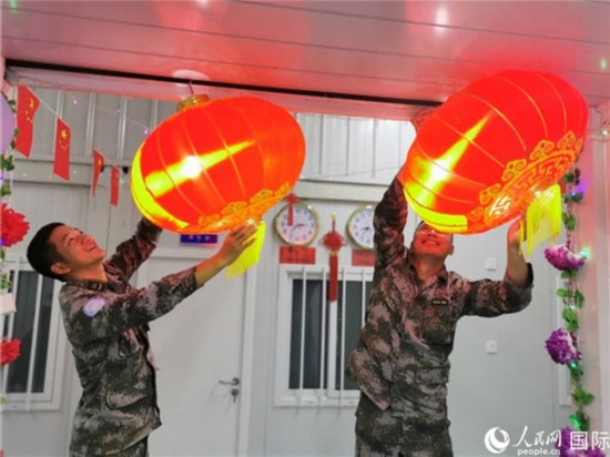 庆新年大红灯笼高高挂(王玺 摄)