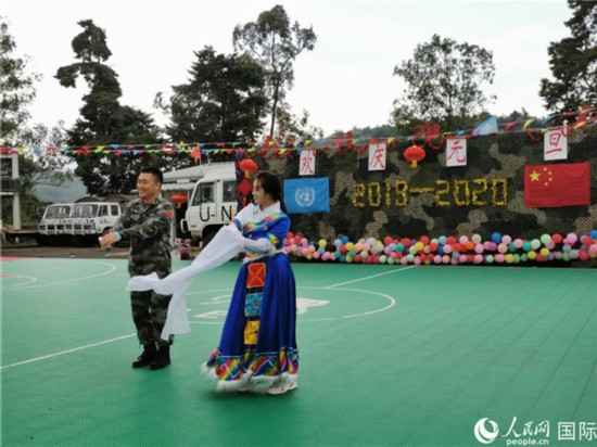 文艺演出(王玺 摄)