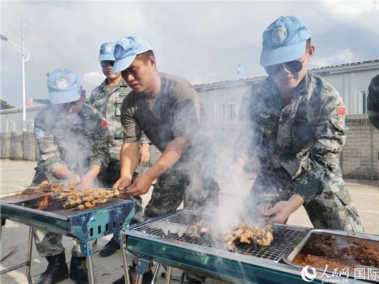 烧烤进行中(王玺 摄)