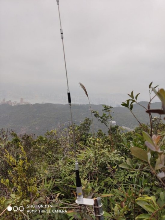 警方发现一个无线电中转器材 图源:“东网”