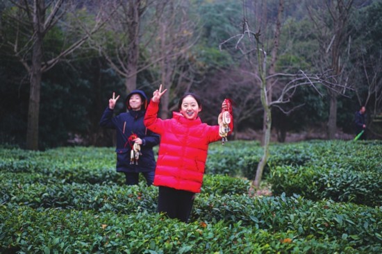 　　③小朋友发出欢呼声，高高举起手中的风铃。　　记者　李渊摄
