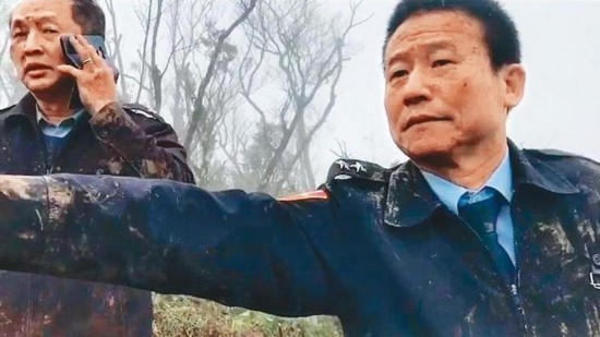 图为生还者“通次室次长”曹进平（右）（来源：台媒）