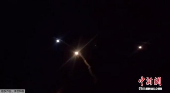 当地时间1月8日,从伊朗发射的导弹袭击了美军伊拉克阿萨德空军基地。