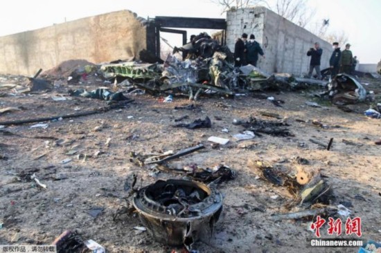 据伊朗半官方媒体塔斯尼姆(Tasnim)通讯社报道，一架载有近180人的乌克兰客机，在伊朗目霍梅尼国际机场附近坠毁。据外媒援引伊朗国家电视台报道，客机上的所有人员全部遇难。