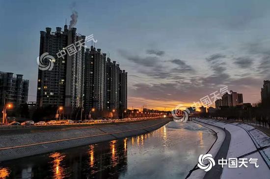 北京今晨云量增多，朝霞相伴。（图/杨兴）