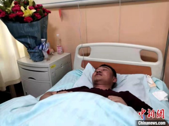 西宁路面坍塌事故亲历者:刚抓住求救者地基就塌了