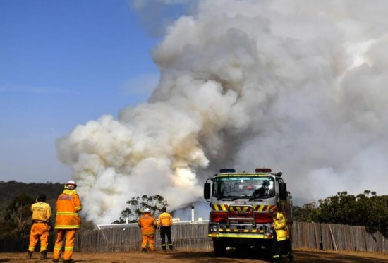 (1月10日,美国宇航局的卫星观测到澳洲林火把巨量的烟雾投放到大气中,烟雾随后向东面扩散。图源:法新社)