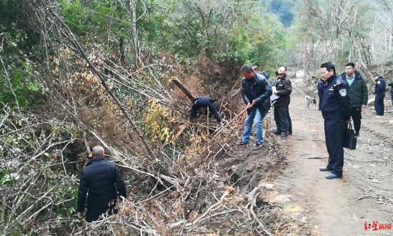 执法人员在武夷山国家公园现场取证