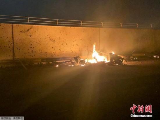 当地时间1月3日凌晨,据伊拉克安全部门发布的声明,巴格达国际机场附近遭到3枚导弹袭击,两部车辆被炸毁,致数人死亡。伊拉克人民动员组织领导人阿布·马赫迪·穆罕迪斯与伊朗伊斯兰革命卫队领导人卡西姆·苏莱曼尼在空袭中身亡。