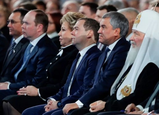 ▲1月15日，俄罗斯总理梅德韦杰夫（右三）在莫斯科听俄总统普京发表国情咨文。新华社/路透