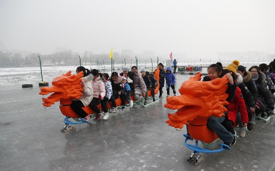 小游客们在冰上开展&ldquo;冰上龙舟赛&rdquo;。新京报记者 侯少卿 摄