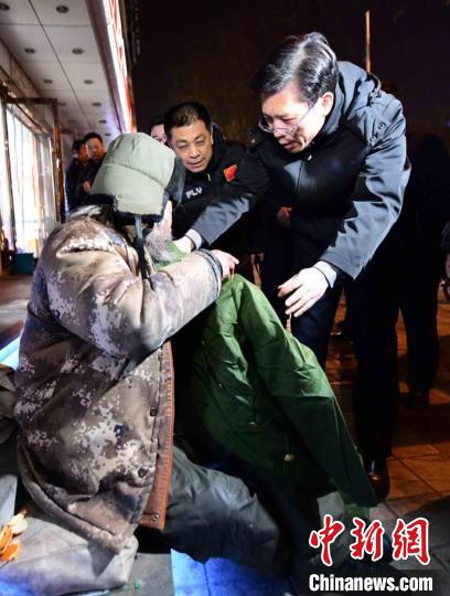 资料图：2019年12月27日晚，北京开展“寒冬送温暖，救助在行动”集中救助专项行动。北京市民政局供图