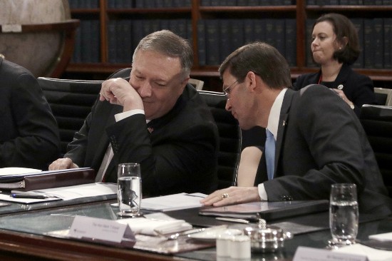 蓬佩奥（左）和埃斯珀（GETTY IMAGES）