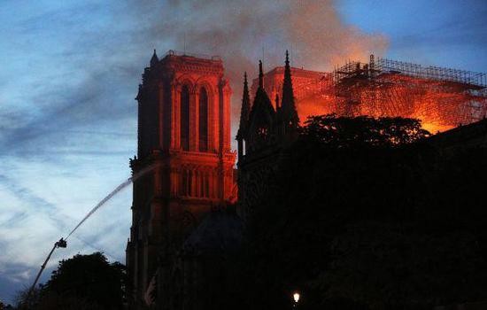当地时间2019年4月15日，在法国巴黎，巴黎圣母院燃起大火，建筑损毁严重。（新华社）