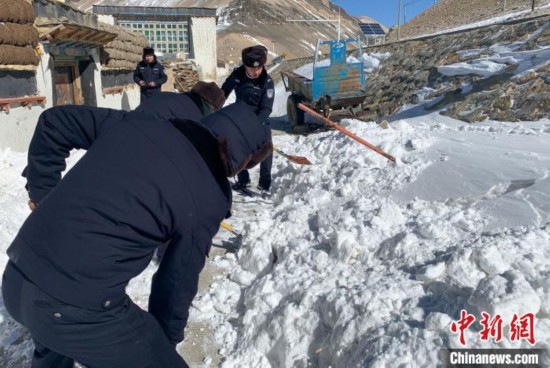 中尼边境聂拉木县遭遇3天强降雪西藏警民合力除雪