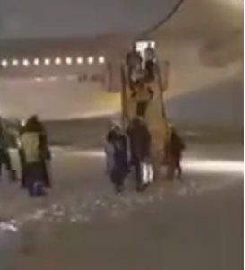 乘客通过客梯下飞机 图源:Press TV推特