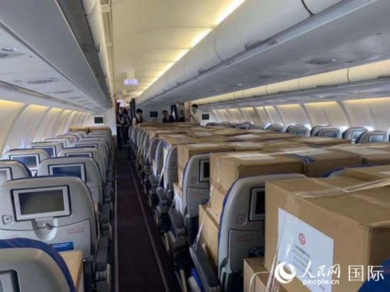 南航客舱内的捐赠物资（肯尼亚江苏商会供图）